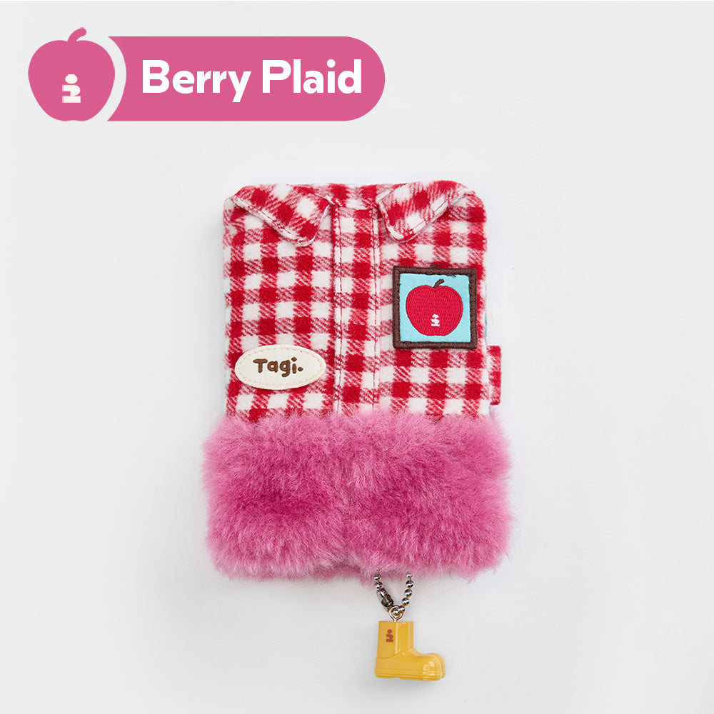 Tagi. Dress-up Game Passport Holder