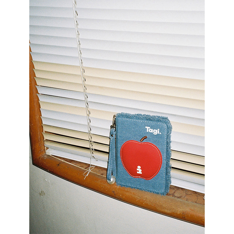 Tagi. Apple Passport Holder