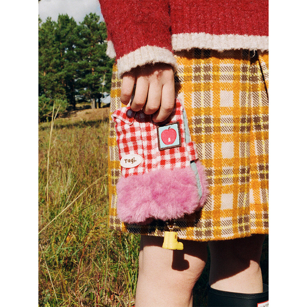 Tagi. Dress-up Game Passport Holder