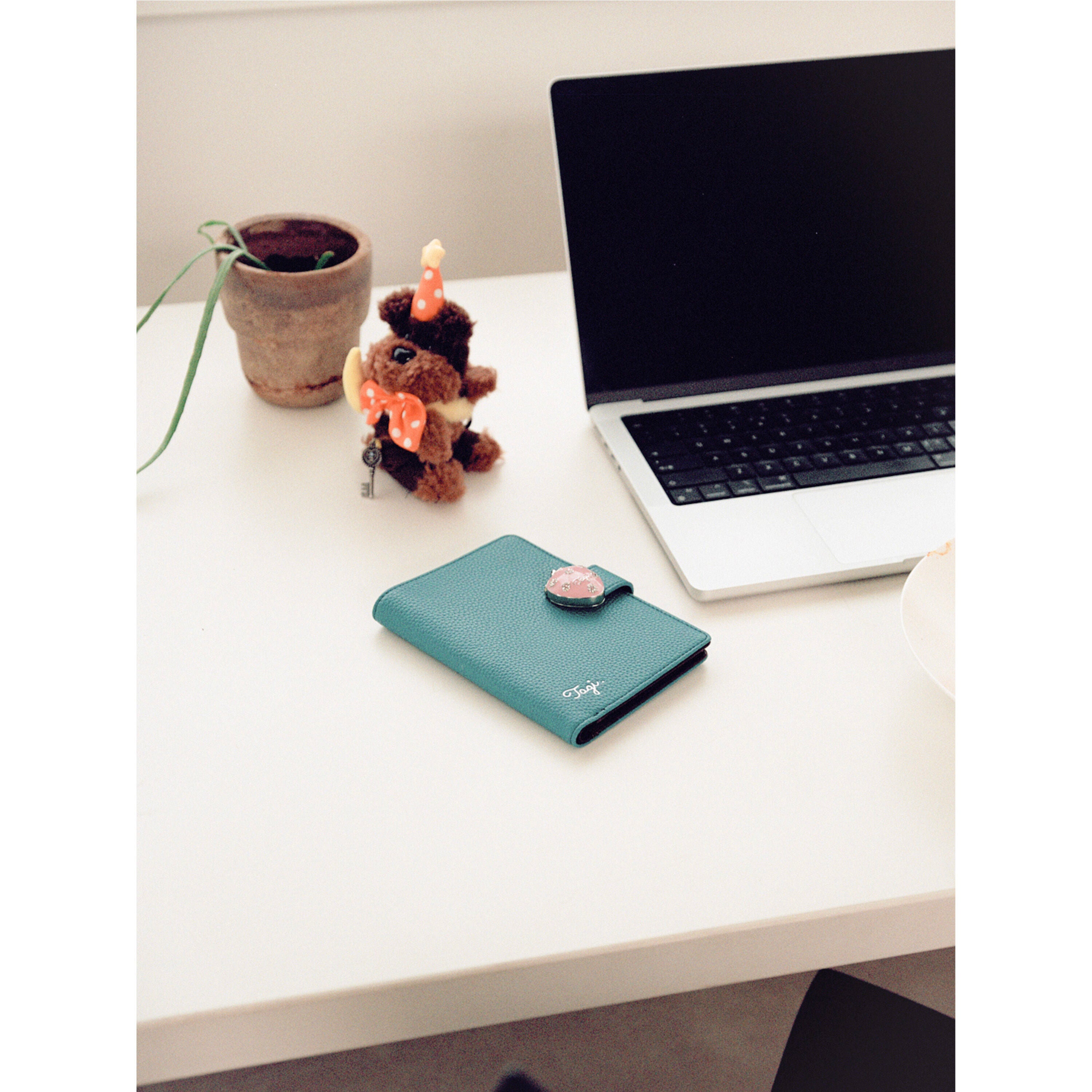 Tagi. Inspire Strawberry 2-in-1 Passport Holder