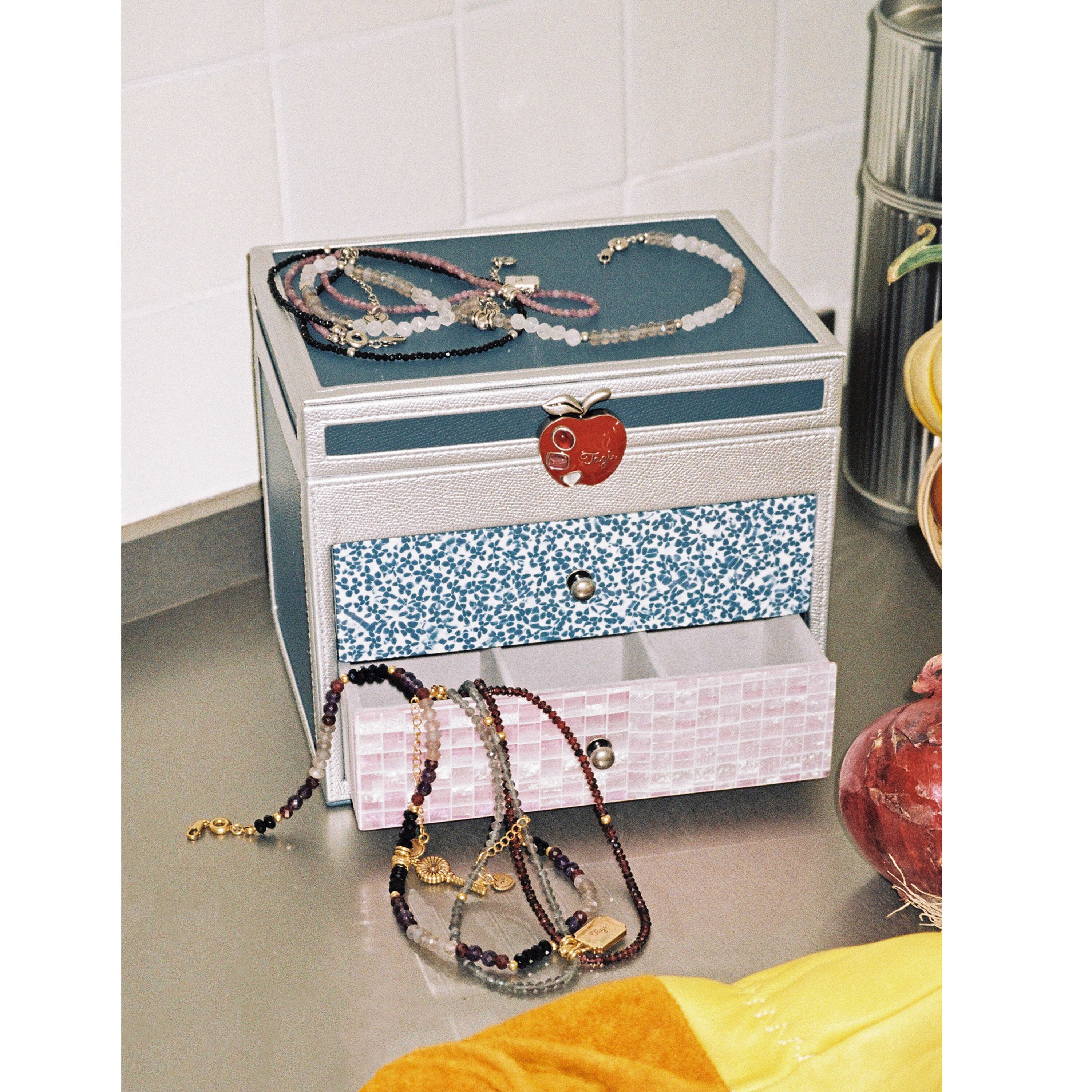 Tagi. Apple Candy Jewelry Storage Box