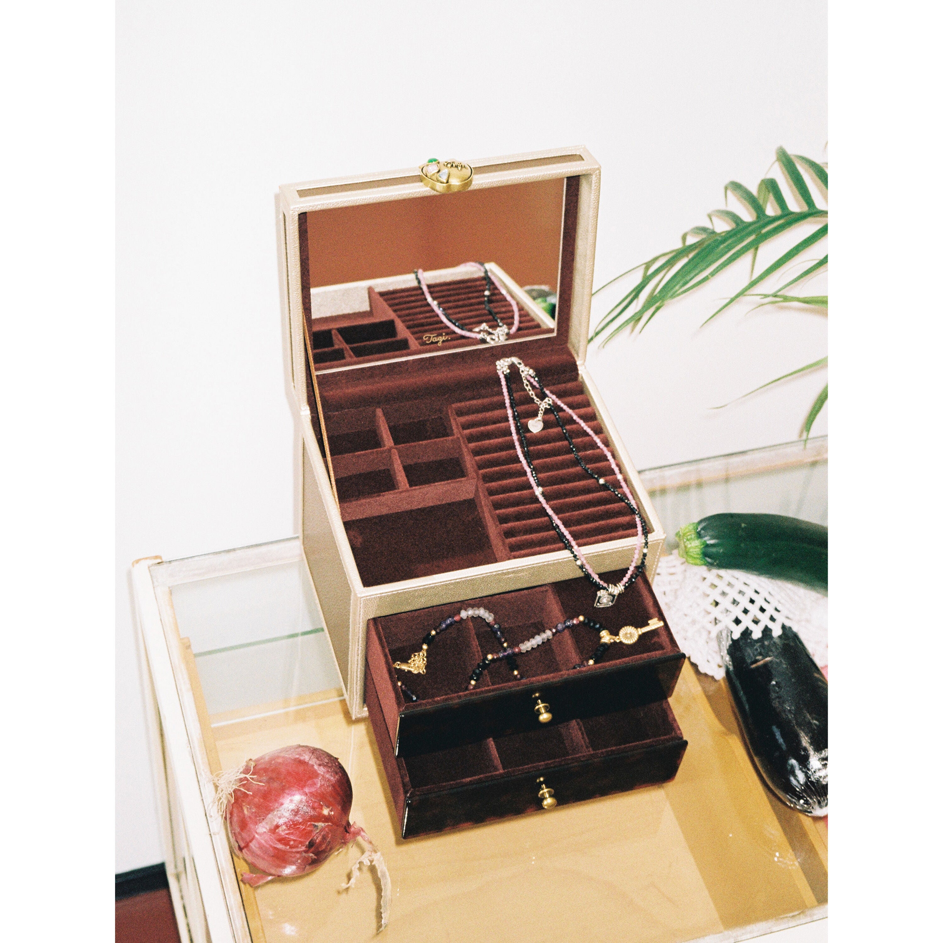 Tagi. Apple Candy Jewelry Storage Box