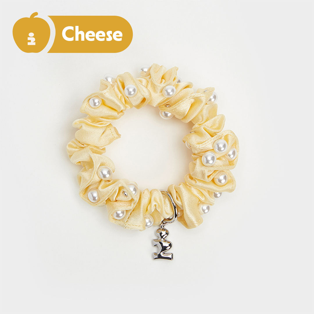 Tagi. Pearl Pleated Little i Pendant Hair Tie