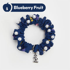 Tagi. Pearl Pleated Little i Pendant Hair Tie