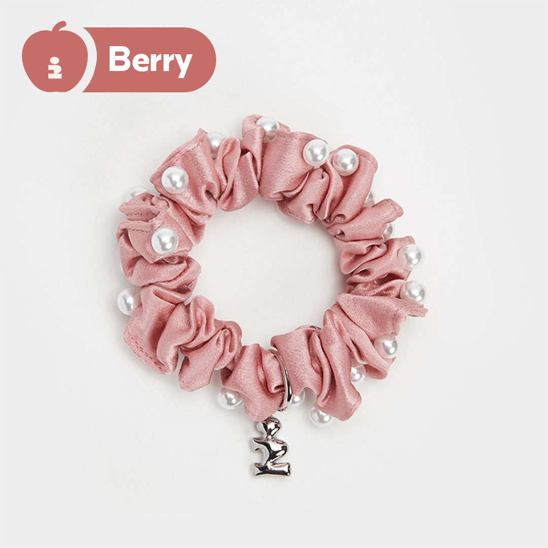 Tagi. Pearl Pleated Little i Pendant Hair Tie